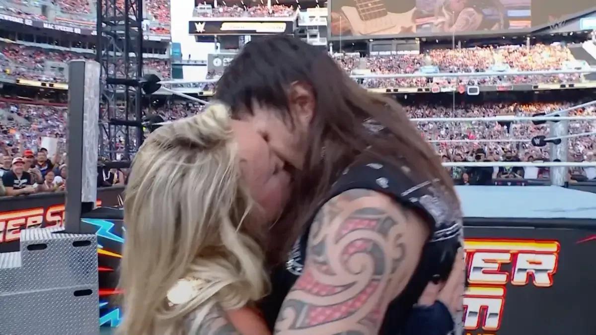 Dominik Mysterio Liv Morgan SummerSlam snog.jpg