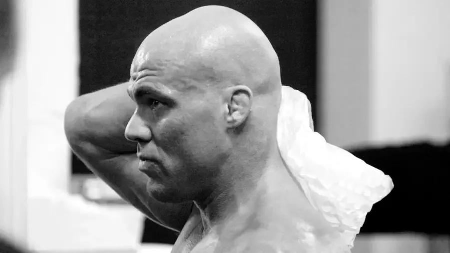 Kurt Angle Icing His Neck WWE 2006.jpg