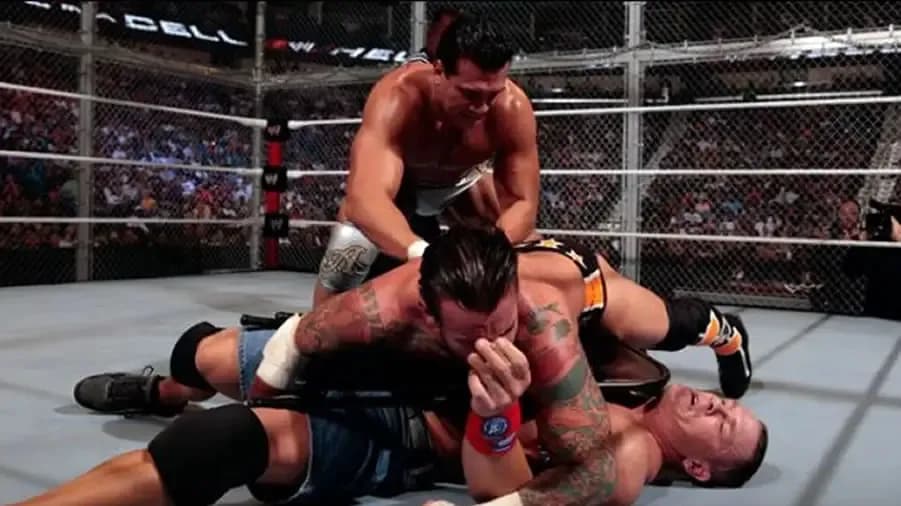https://cultaholic.com/files/images/41dd2aab64973327d1481180d02c5e3a9baa371f-del-rio-cena-punk-hell-in-a-cell-2011.jpg