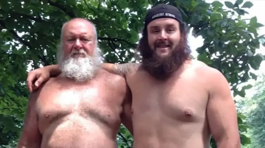 https://cultaholic.com/files/images/833dfeba49e606f3280b1141cea76272f76ee4d0-braun-strowman-and-dad.jpg