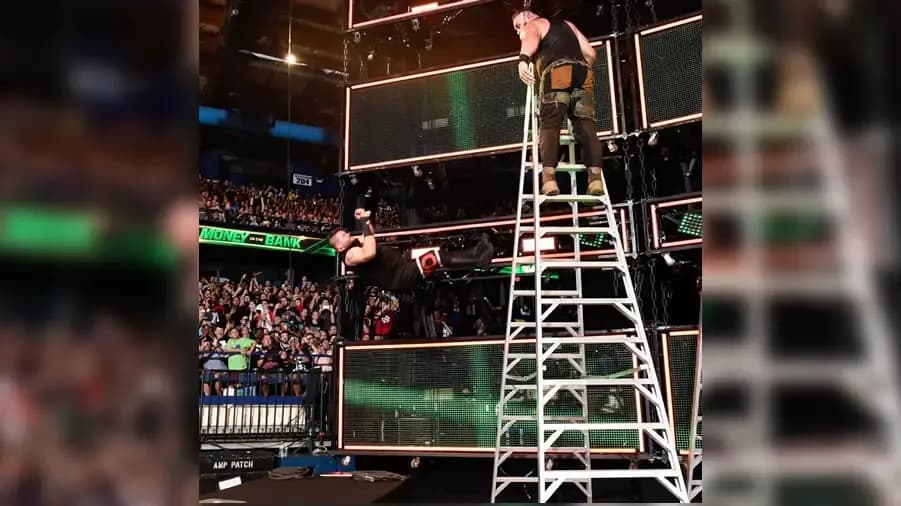 https://cultaholic.com/files/images/9be81f5a3546e8669b0bb107ebfb6d8ed2c3e997-braun-strowman-brock-lesnar-money-in-the-bank.jpg