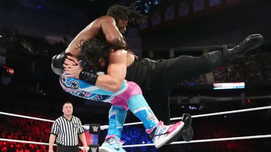 https://cultaholic.com/files/images/d51fee093152e0525ebe02154077192cb1e7c4c1-Kofi-Kingston-roman-Reigns.jpg